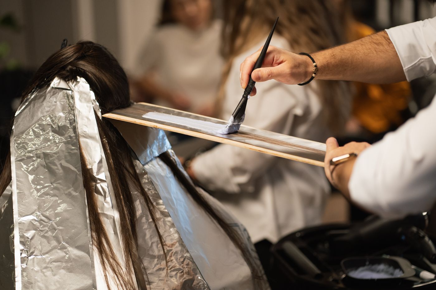 Bildinspiration: Auftragen von Haarfarbe im Salon