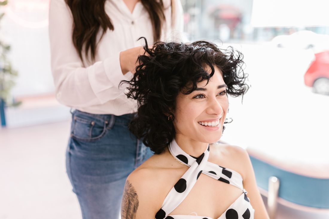 Bildinspiration: Lockenstyling im Salon